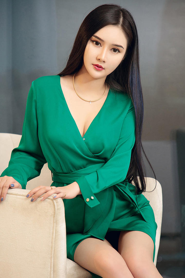坐在沙发上的4K高清气质女神写真图片