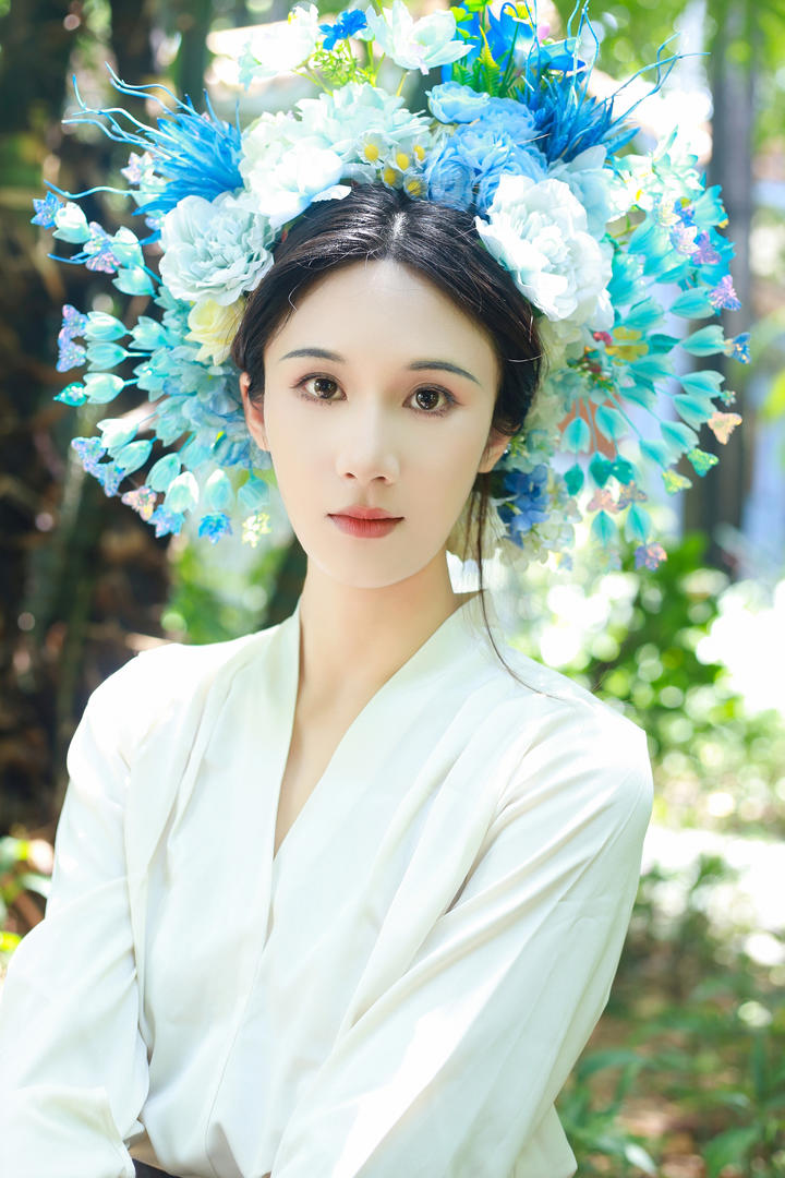 清秀少女头戴花环国模人体艺术摄影图片