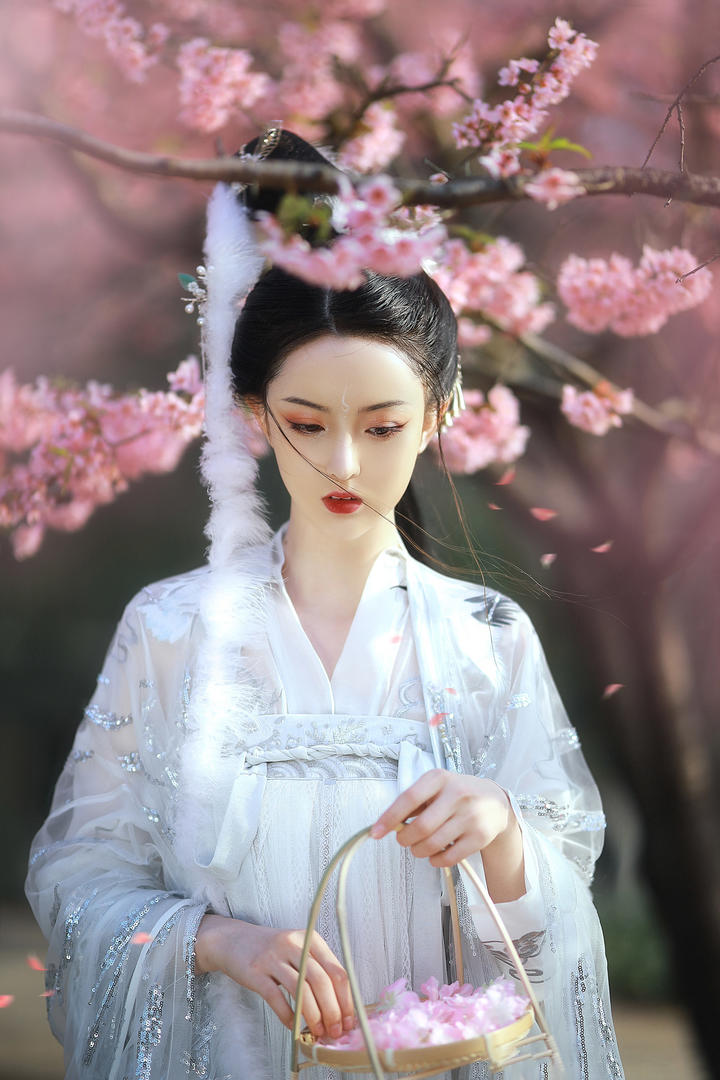 中国桃花古装美少女人体艺术摄影高清图片