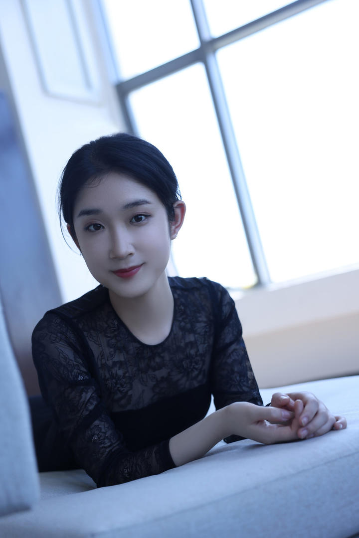 趴在垫子上的瑜伽动作美女姗姗图片