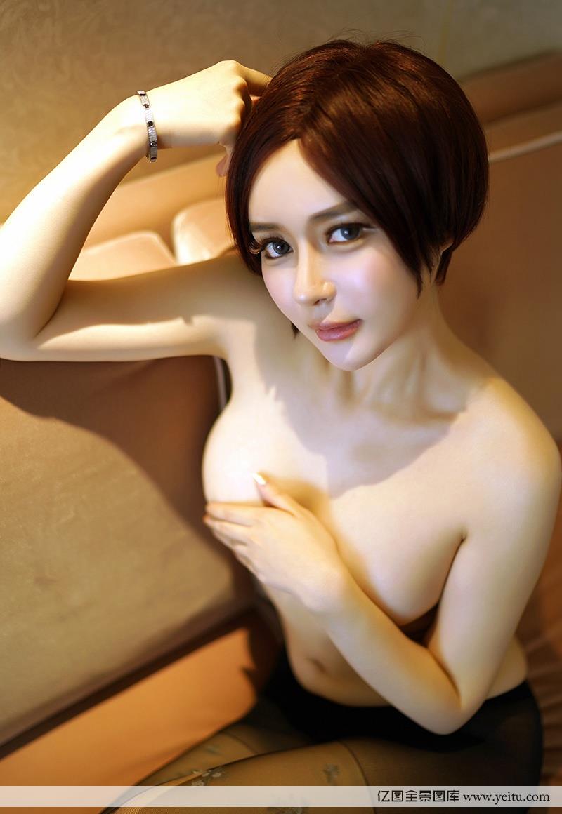 短发美女模特凯竹圆润饱满美胸诱惑