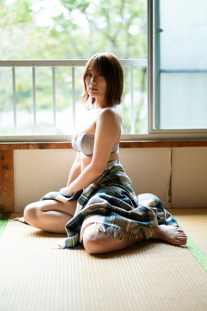 高清短发大胸美女