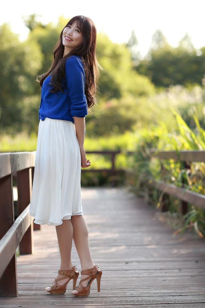 户外韩国气质美女明星李恩慧图片