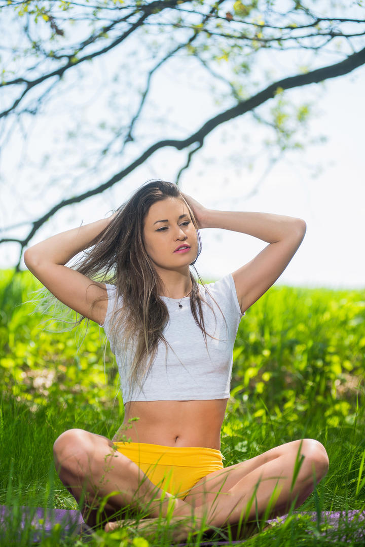 草地上做瑜伽的欧美美女艺术写真图片