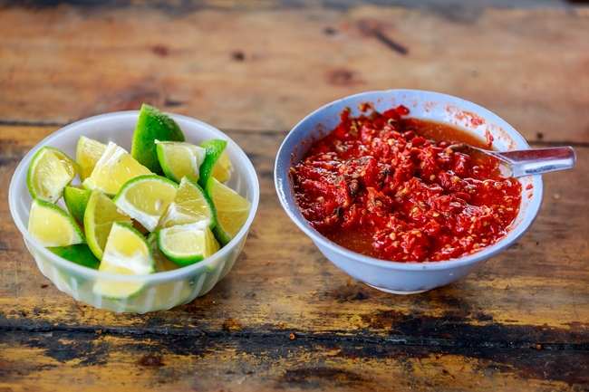 一碗小青桔和辣椒酱图片