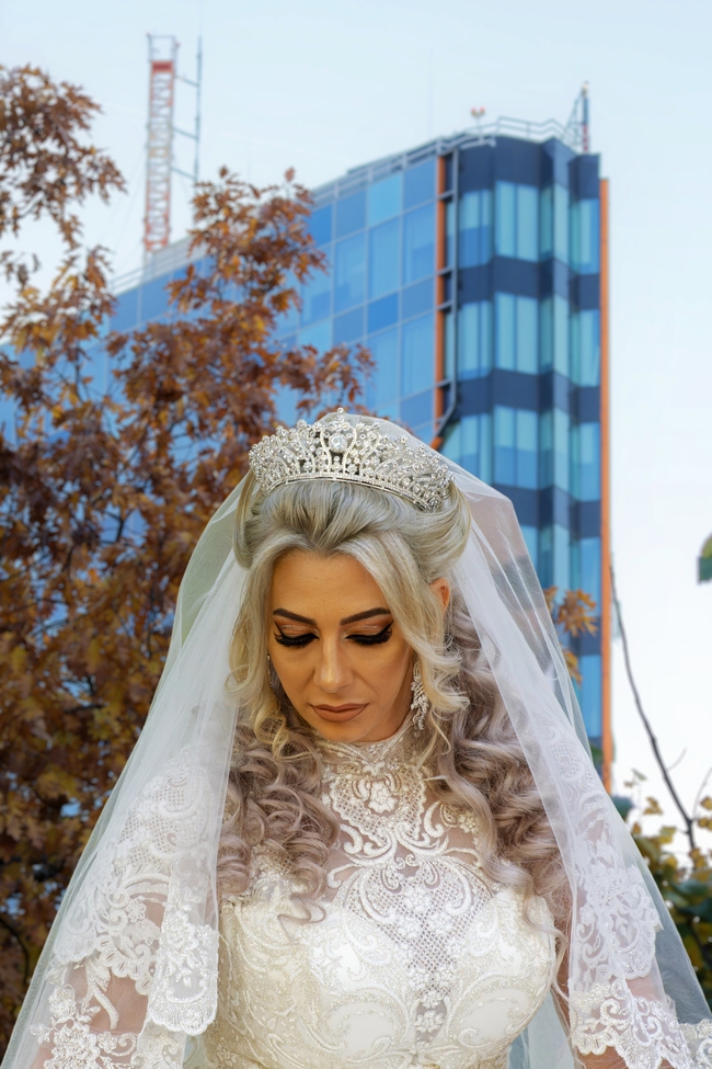 欧美美女戴头纱的婚纱照图片