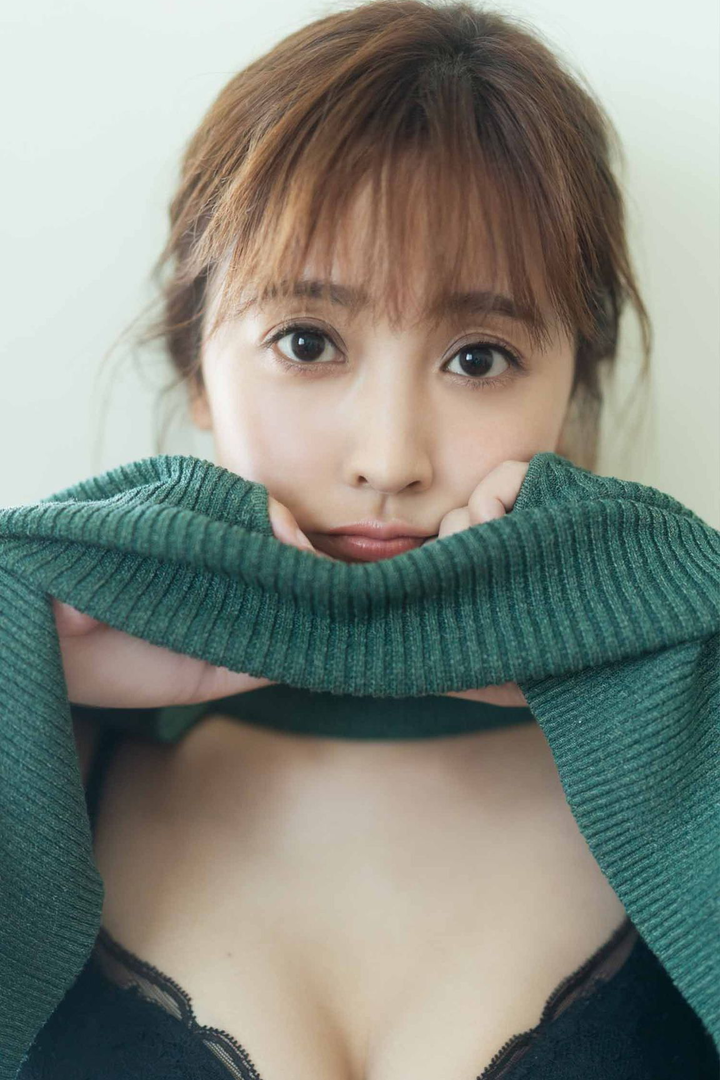 掀起毛衣的日本大眼睛美女性感图片