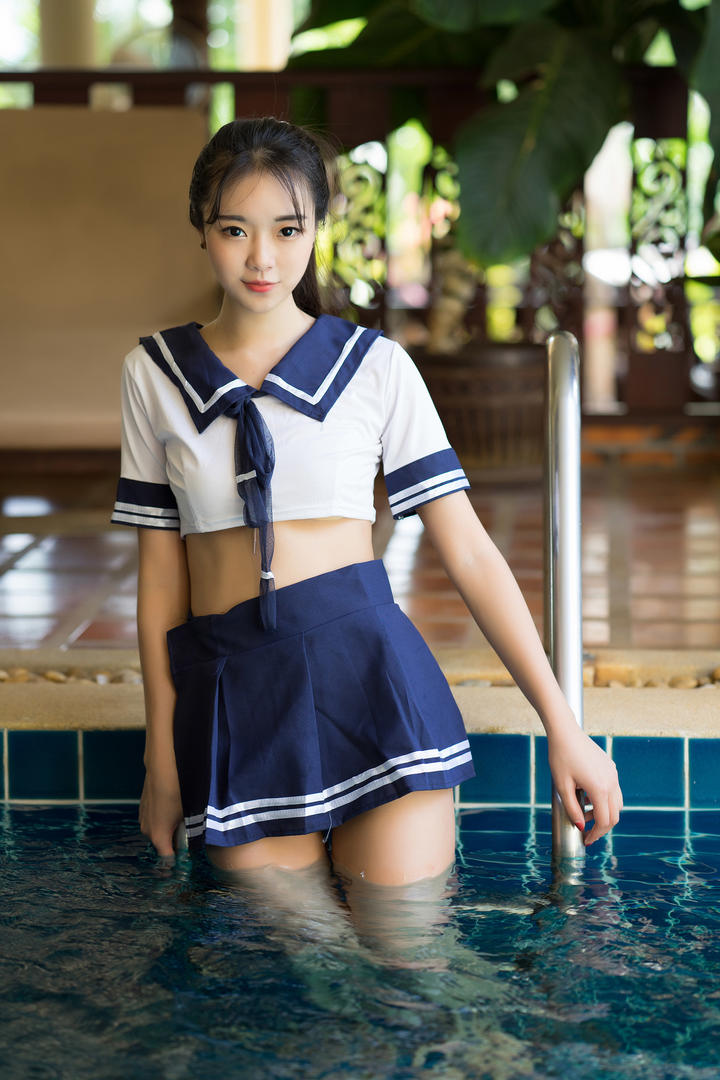 泳池中的JK制服美女班长写真套图
