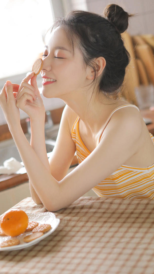 吃饼干的极品清纯女生图片