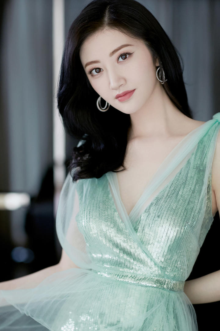 皮肤白皙的美女明星景甜高清明星壁纸图片免费下载