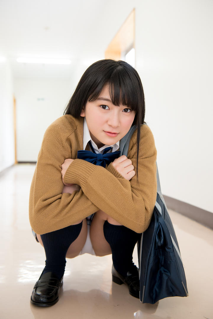 蹲在地上的高清日本清纯美女图片