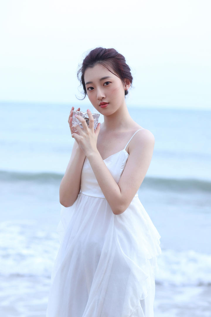 站在海边的漂亮温柔美女头像高清大图