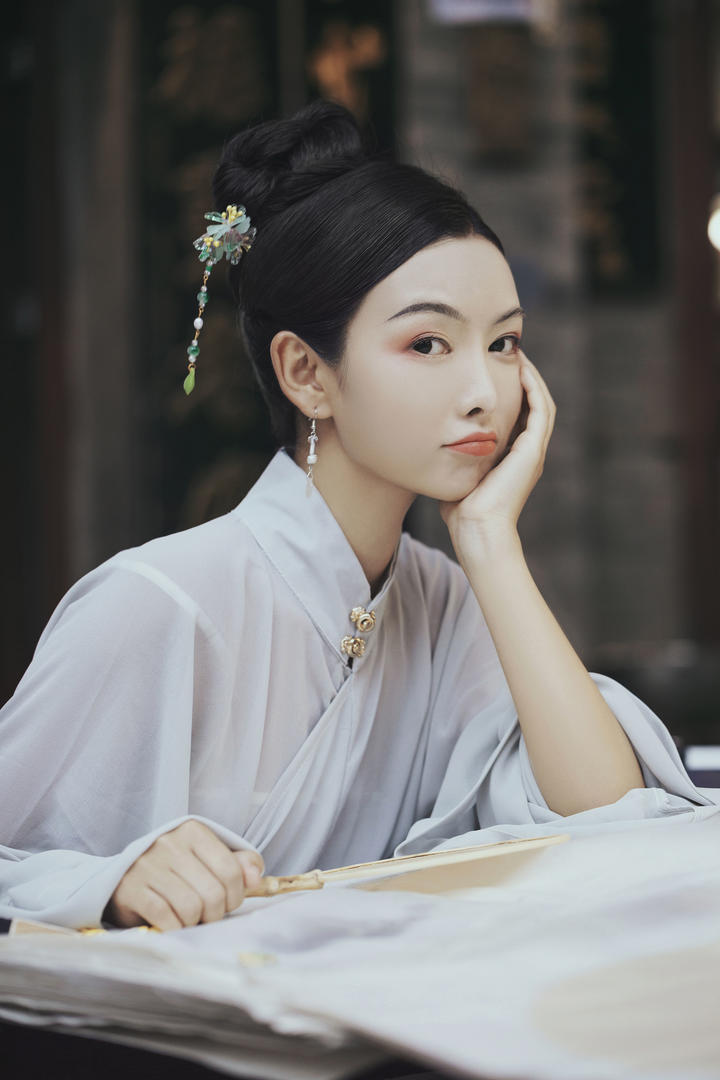 高清漂亮的古装汉服美女写真图片