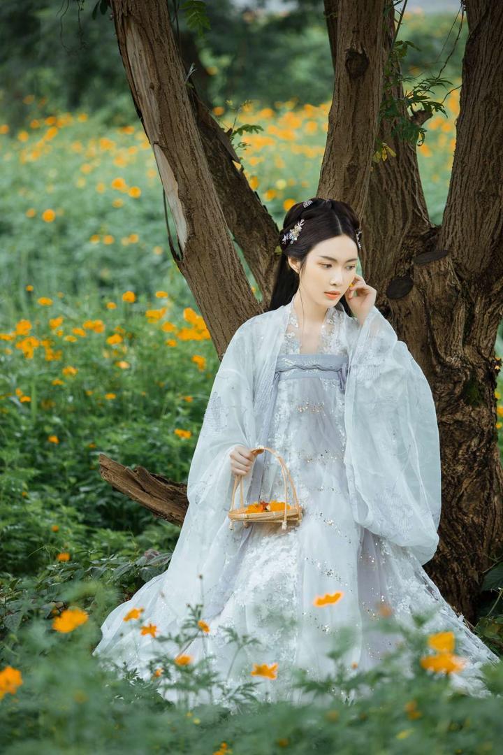 树下乘凉的古装美女写真图片