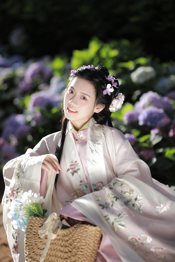 天真活泼古装汉服美女唯美艺术写真图片