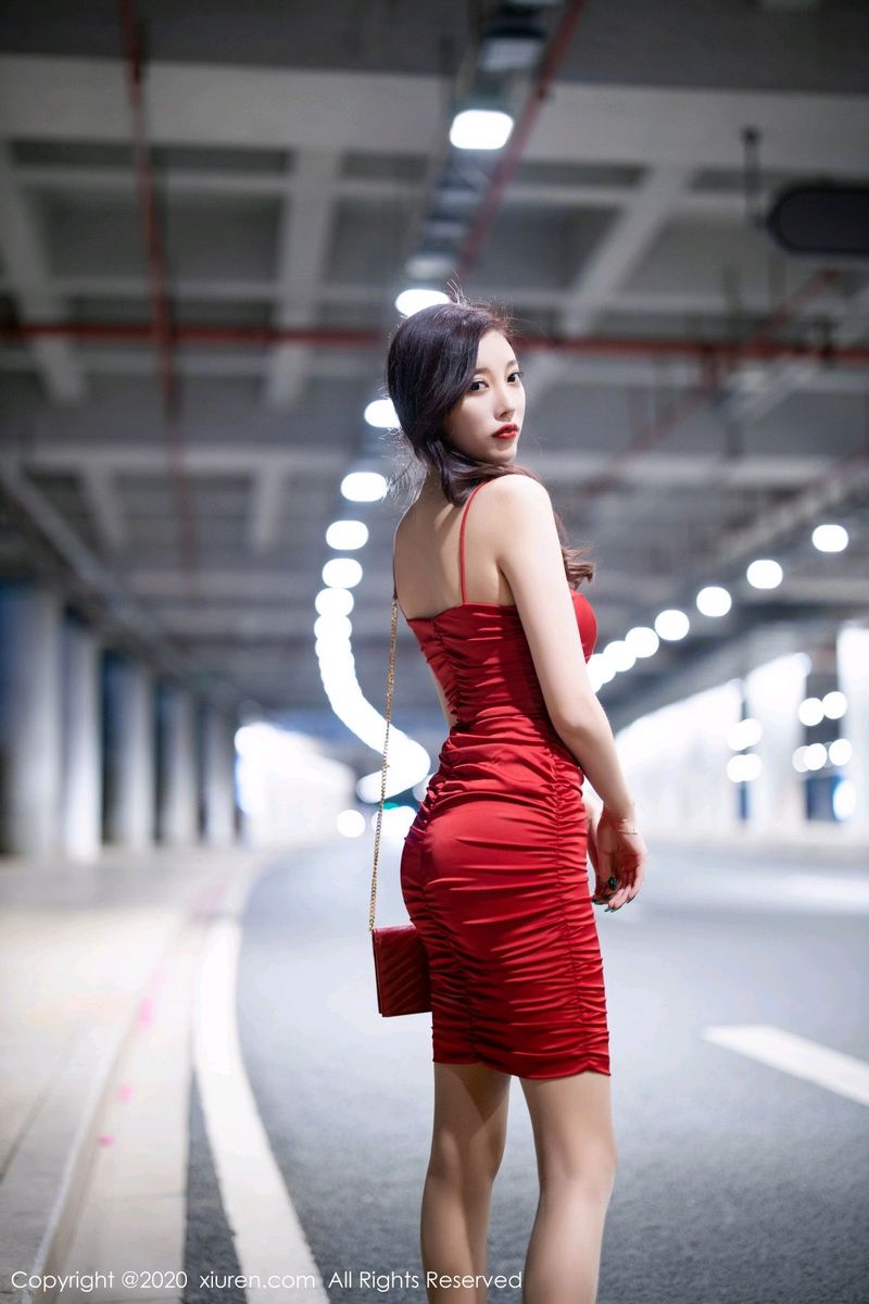 秀人网性感女神杨晨晨sugar猩红吊裙丝袜美腿心神俱醉写真