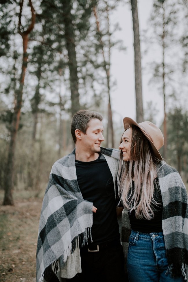 亲密互视情侣合照图片