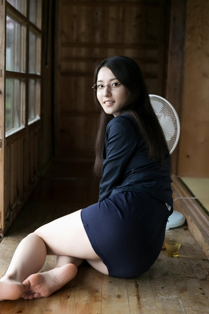 日本清纯美女老师超短裙制服诱人自拍素人高清