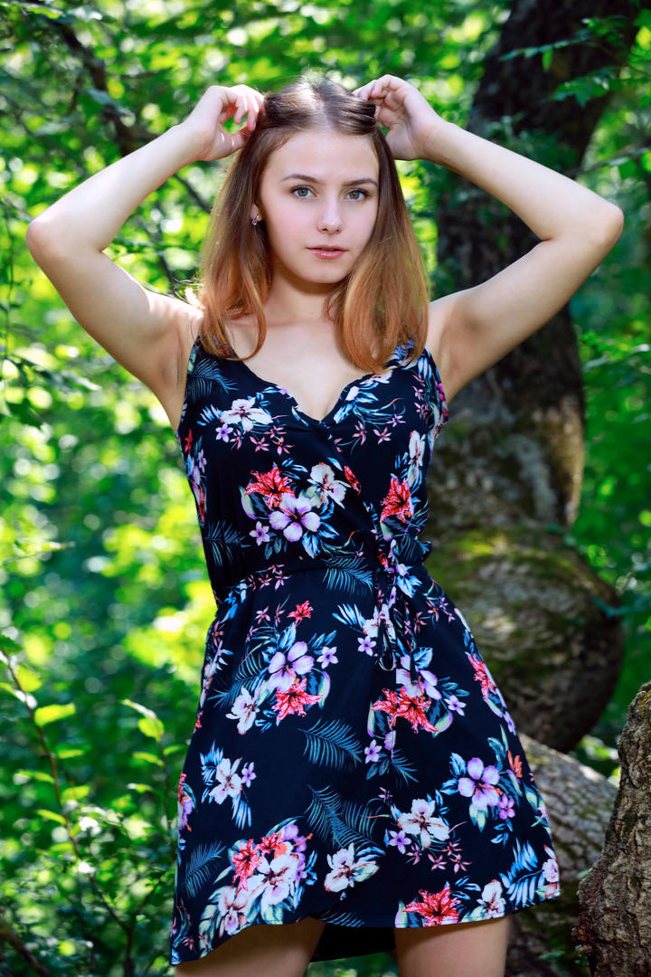 穿着碎花连衣裙的欧美专区美女户外写真图片