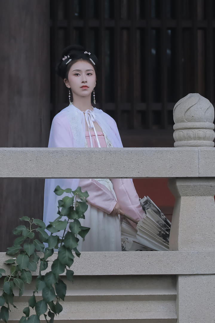 古庙里的白衣清纯古装美女唯美艺术照欣赏