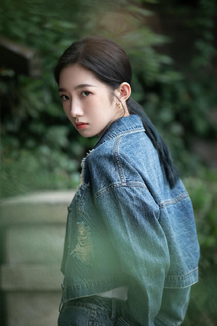高清美女明星孟美岐写真图片