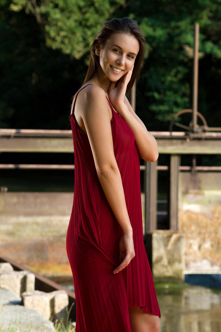 穿着红色裙子的日韩欧美亚洲美女每日更新在线