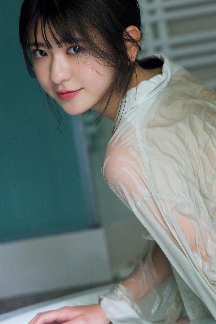 穿白衬衣的日本美女湿身写真图片