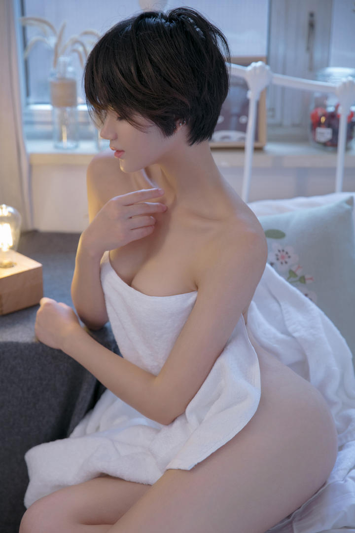 裹着浴巾的高清性感短发美女图片
