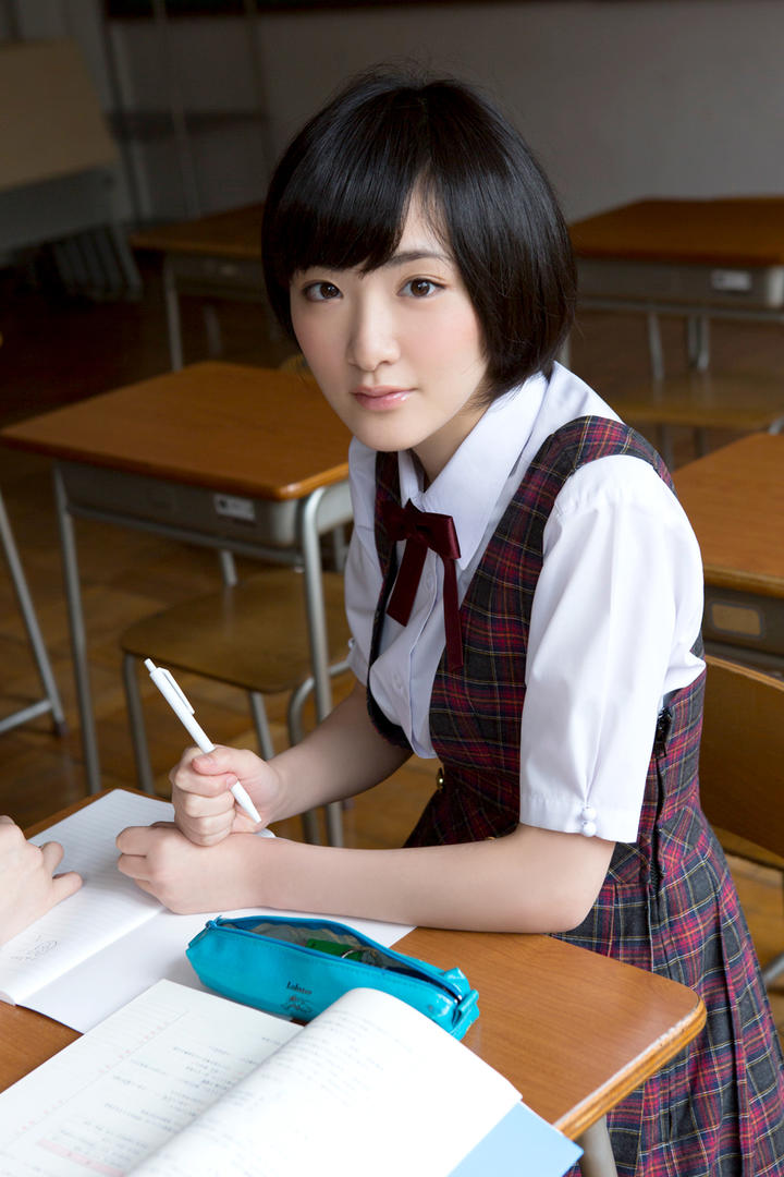 坐在教室里的清纯日本美女