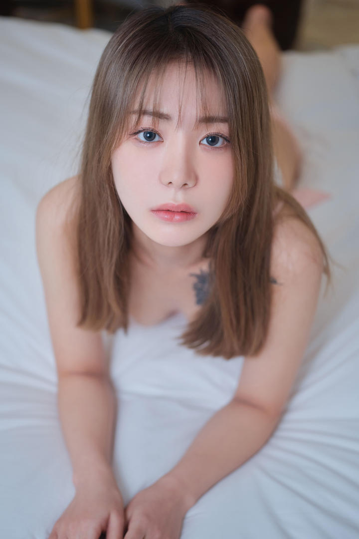 趴在床上的韩国极品女神亚洲国产精品无码乱码三区