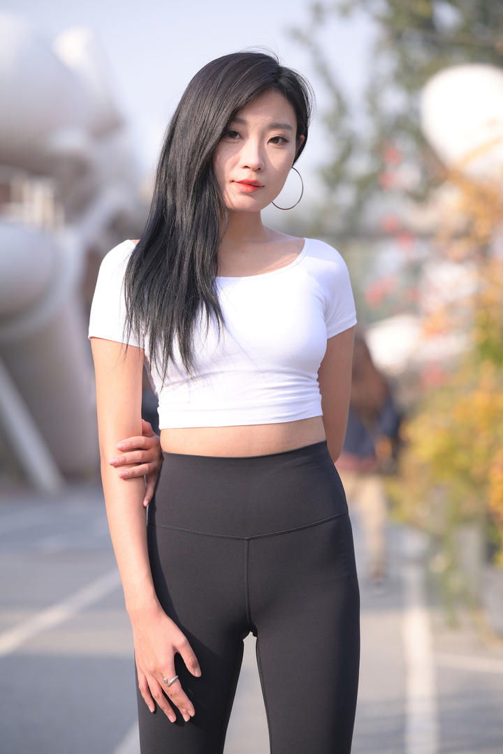 黑色瑜伽裤美女图片