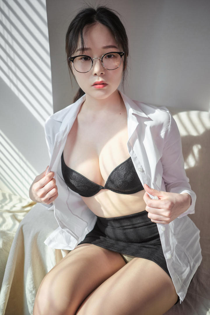 解开衬衣露出黑色内衣的韩国美女138人但人文艺术图片