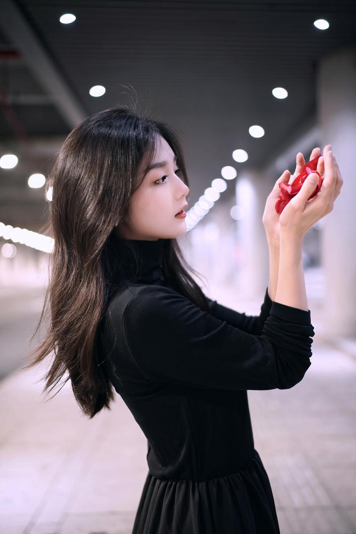 手捧花瓣的气质女神街拍美女图片