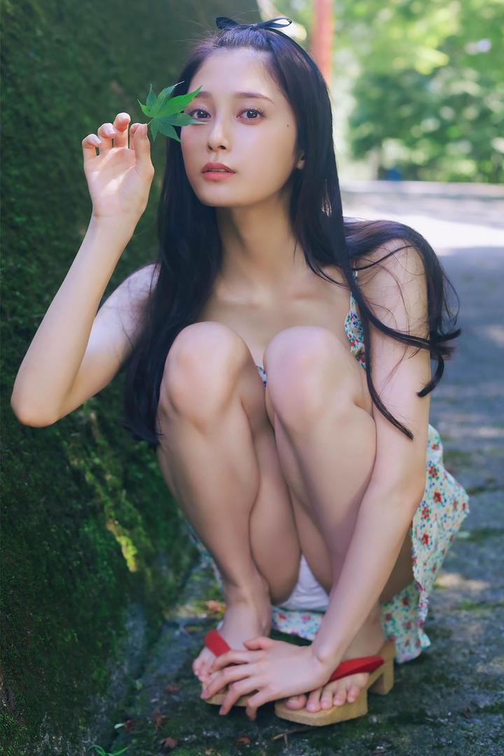 蹲在路边的日本美女走光高清图片