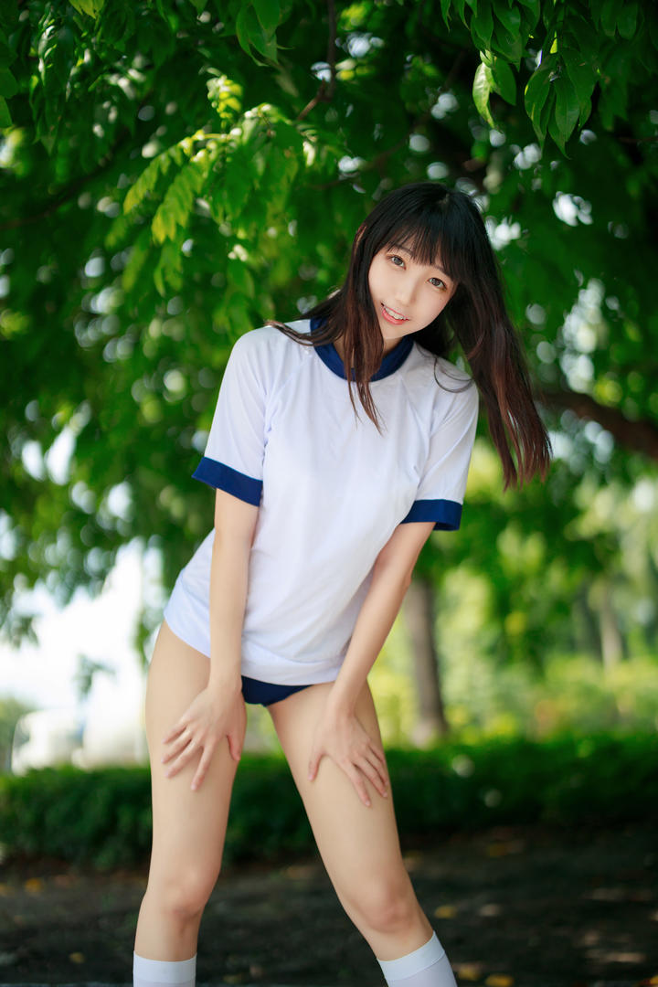 清纯可爱女生运动装艺术照