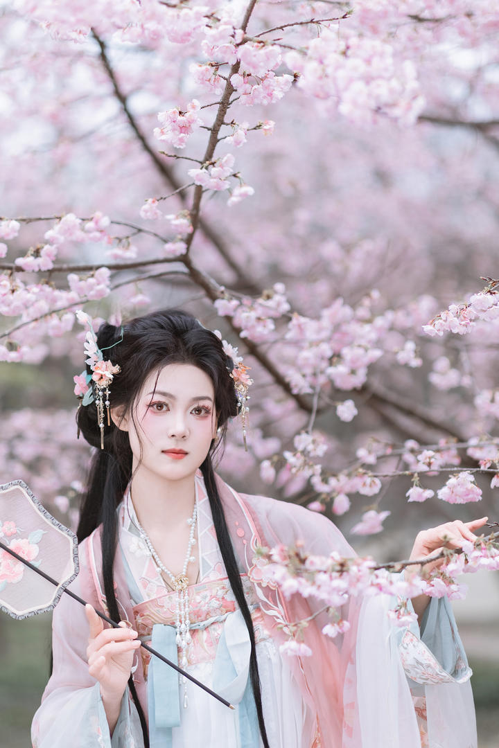 桃花林里的漂亮古装美女汉服写真图片