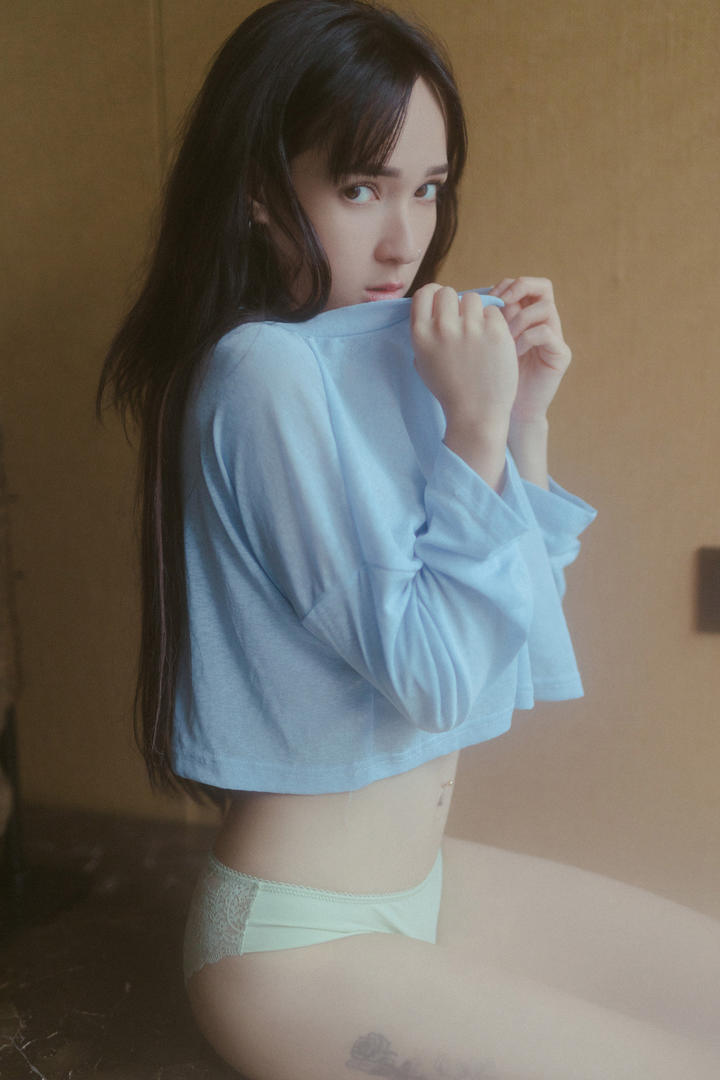 没穿裤子的性感混血美女模特大胆私拍写真图片