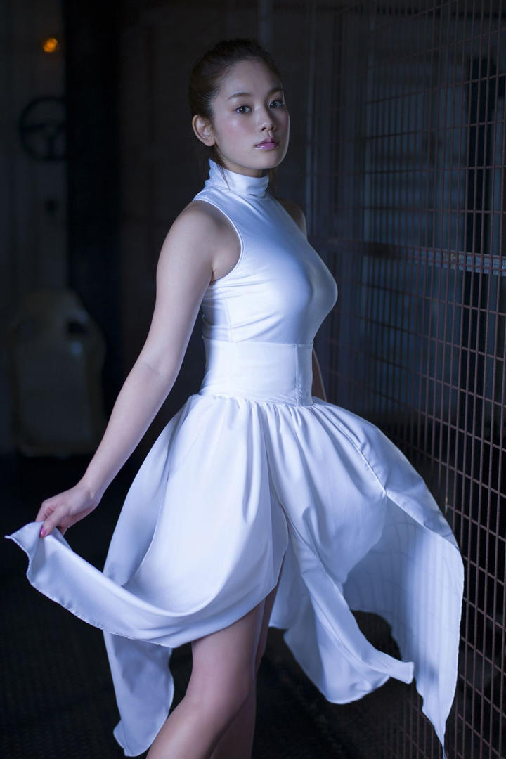 穿白裙子的日本气质美女个人艺术写真图片
