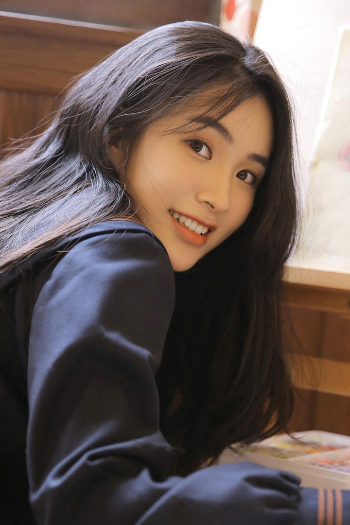 微笑的甜美气质女神图片