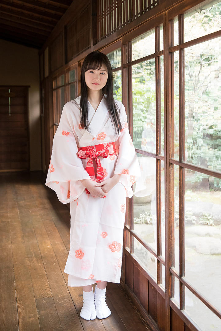 站在走廊上的高清和服美女全身照图片