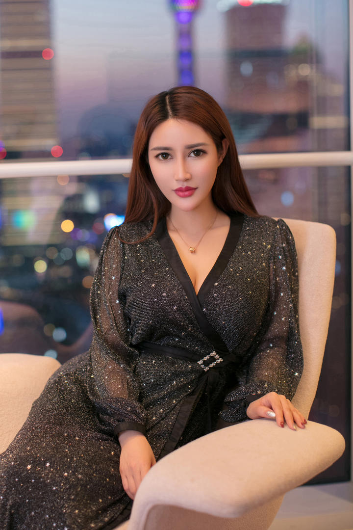坐在沙发上的气质美女图片