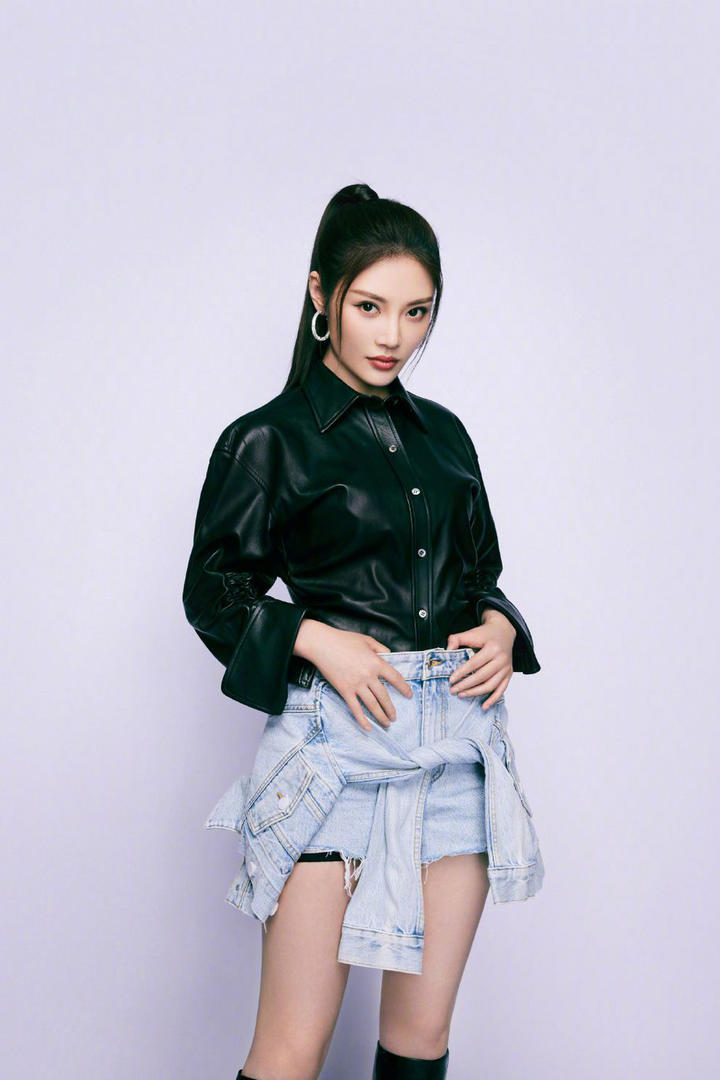 穿着黑色皮衣的美女明星徐冬冬图片