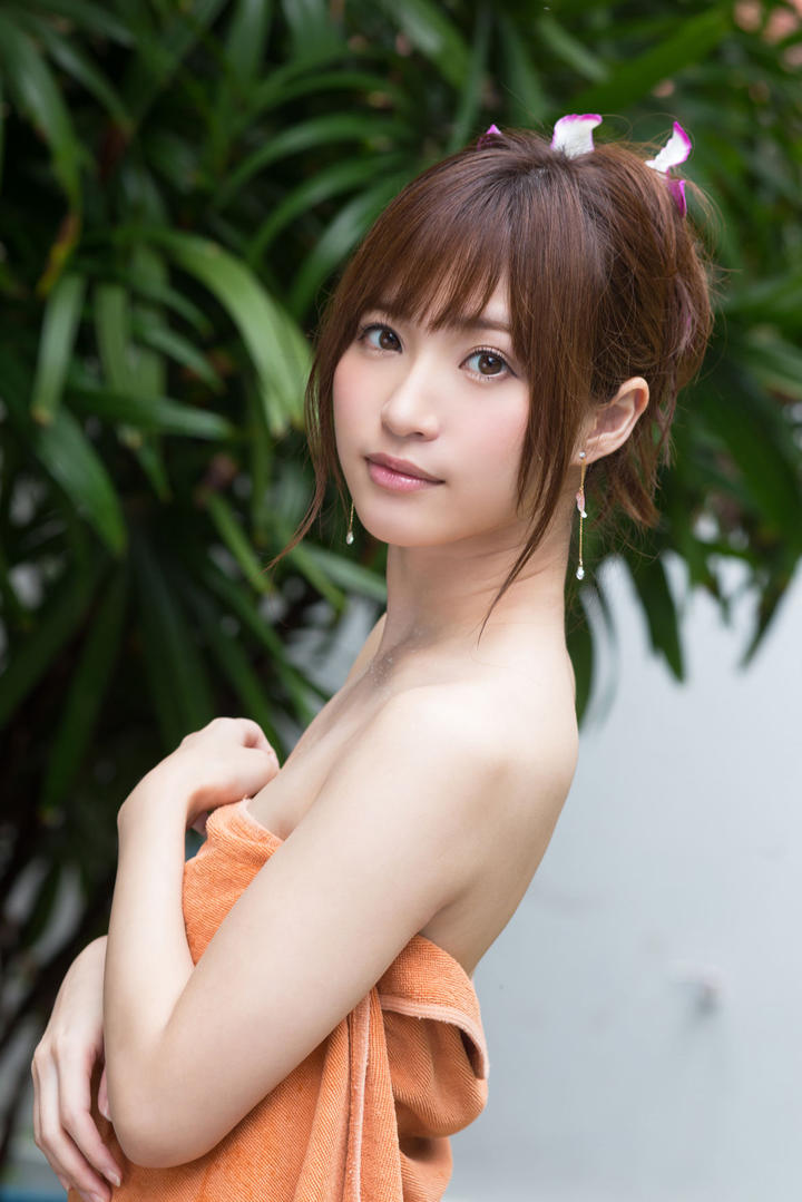 裹着毛巾的日本漂亮的美女图片