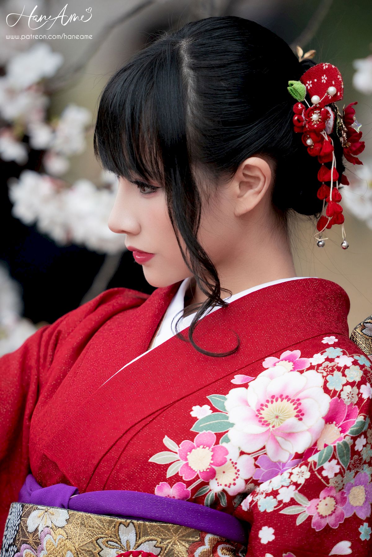 雨波HaneAme身穿赤红和服撑红色大伞户外写真