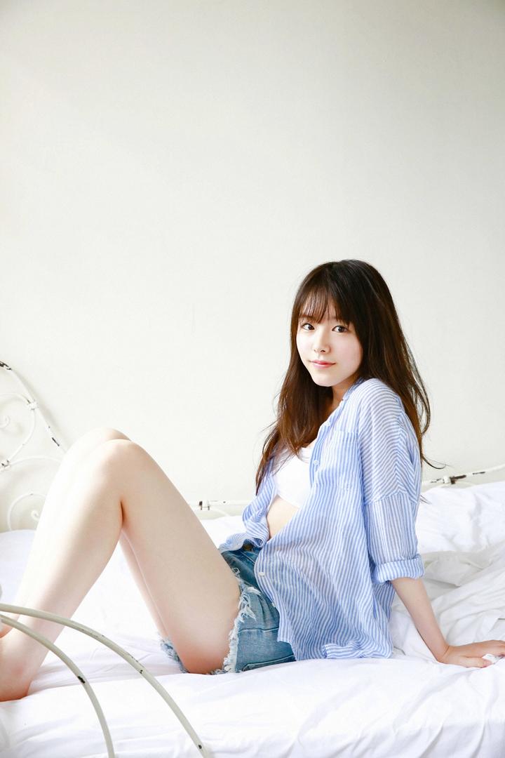 日本雪白长腿牛仔短裤女生高清摄影图片