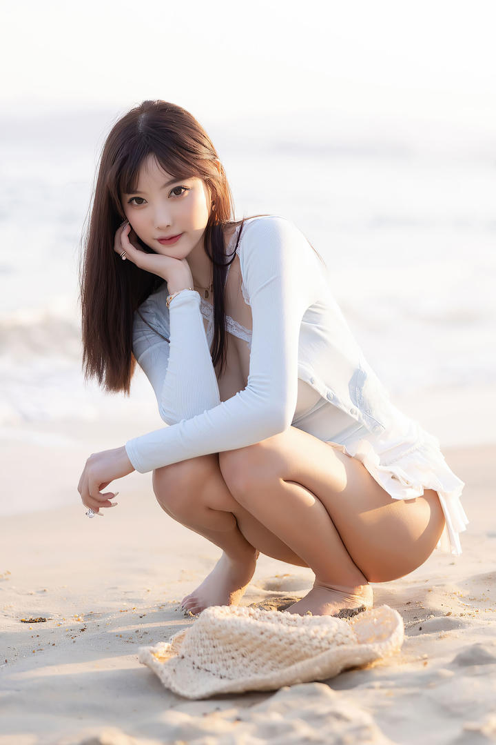 蹲在沙滩上的极品养眼美女杨晨晨写真图片