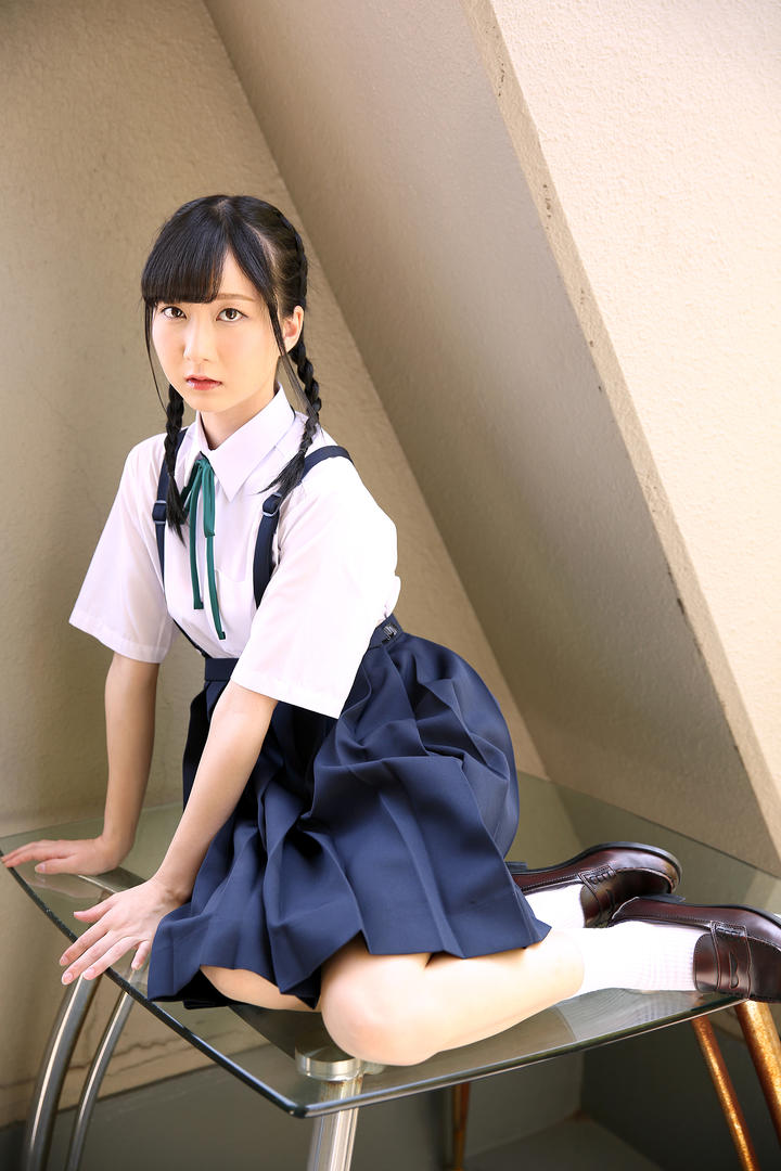 坐在桌子上的日本清纯美女学生图片