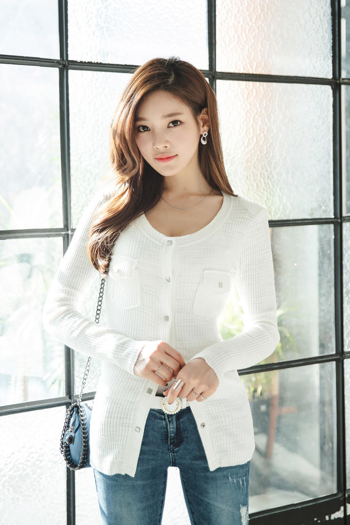 背着包包的韩国美女朴正允高清图片