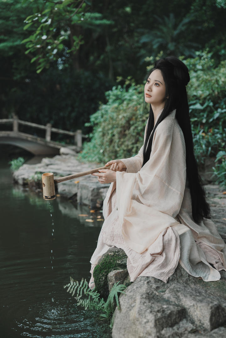 池塘边的长发古风美女意境美女艺术照图片
