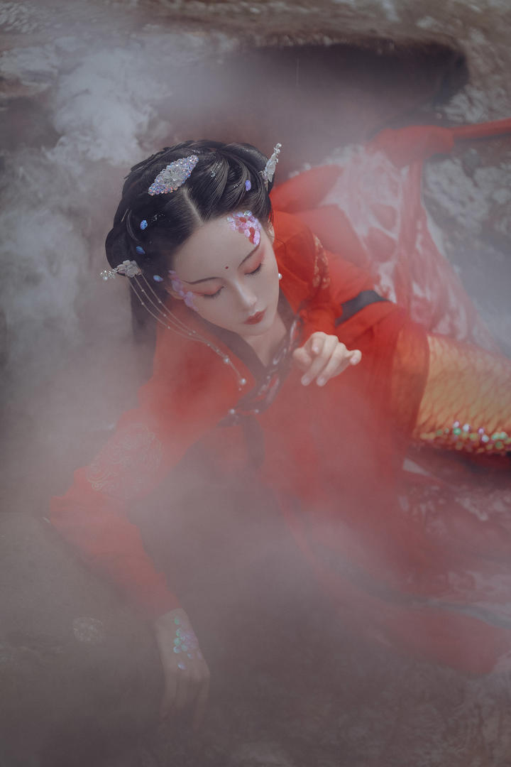 趴在水中的美人鱼古装美女艺术摄影图片
